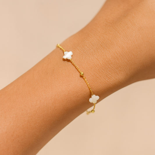 Clover Pearl Bracelet – 18 kt Gold-Plated Sterling Silver with Mother-of-Pearl Charms